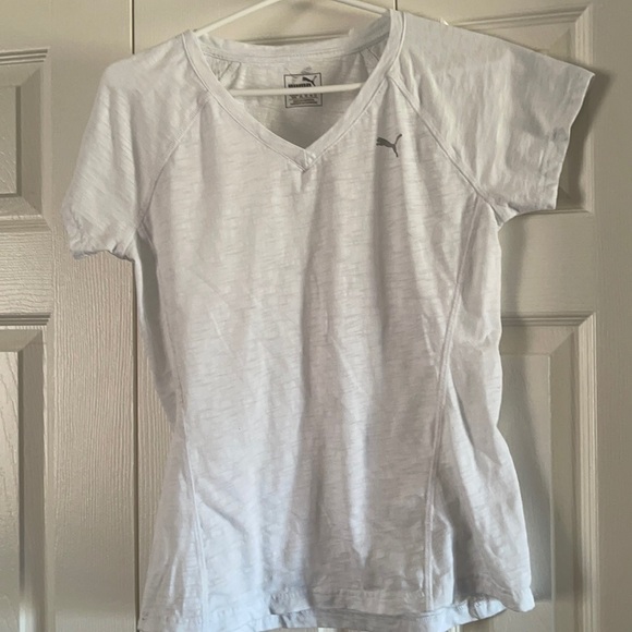 Puma t-shirt size M 🥰🥰 - Picture 1 of 3